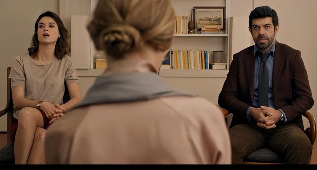 《错换人生》:以轻松幽默的手法呈现出人际、家庭和爱情等问题