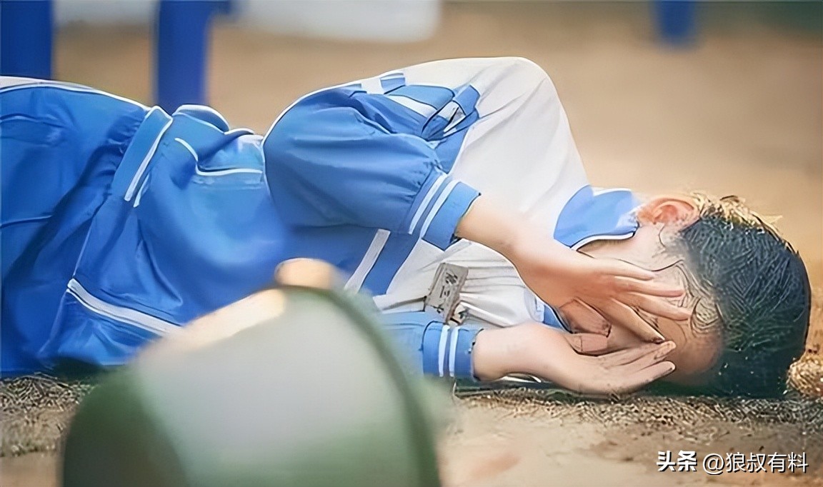 她拿烟头烫同学，逼吃头发，法庭上：快点判，我下个月过生日呢