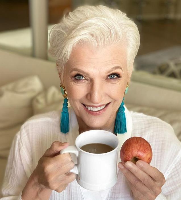 74岁马斯克妈妈来中国,穿国货超惊艳!为什么她越老越飒?