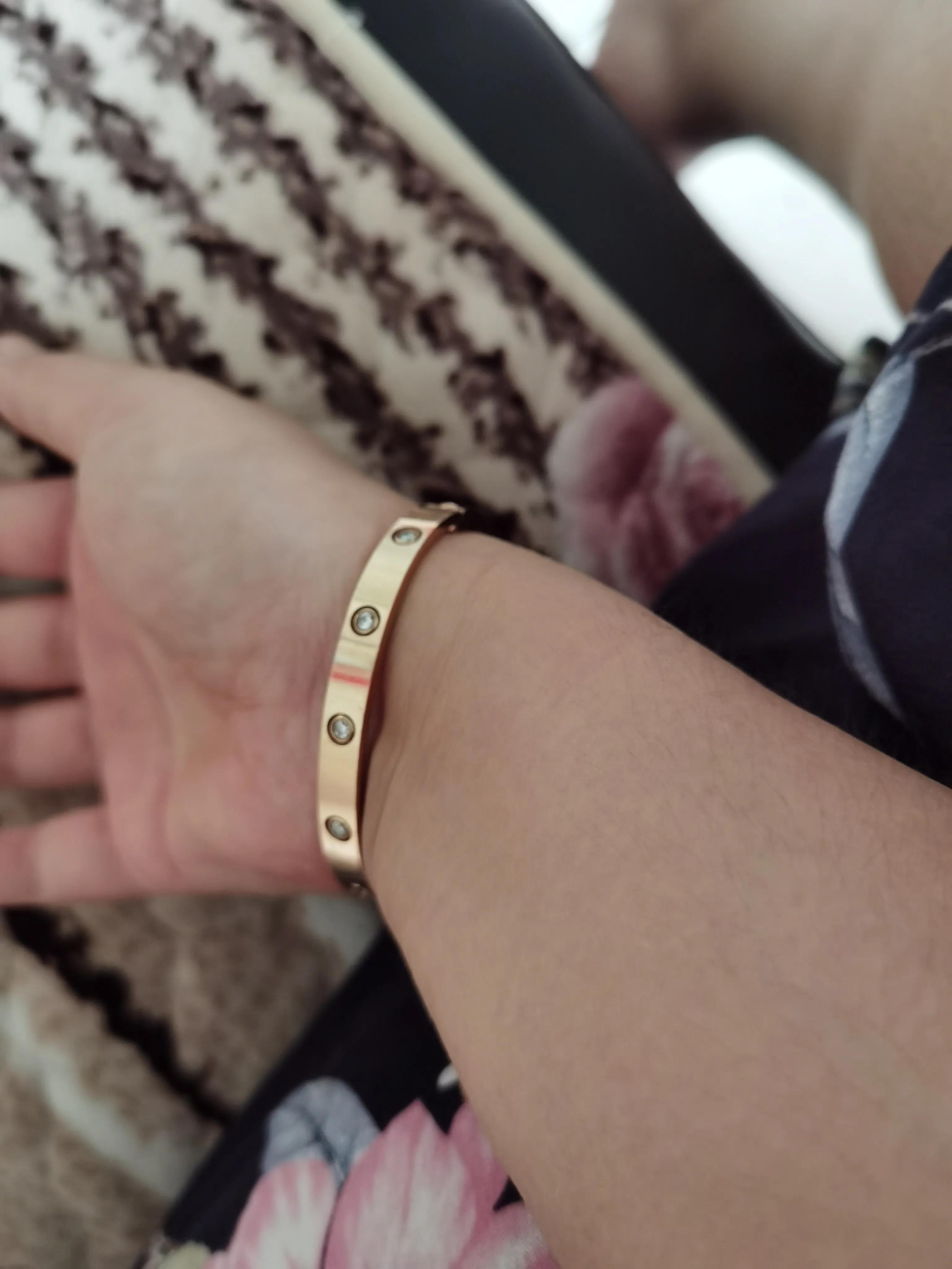 玉镯子哪个牌子好,什么样的玉镯子是好的