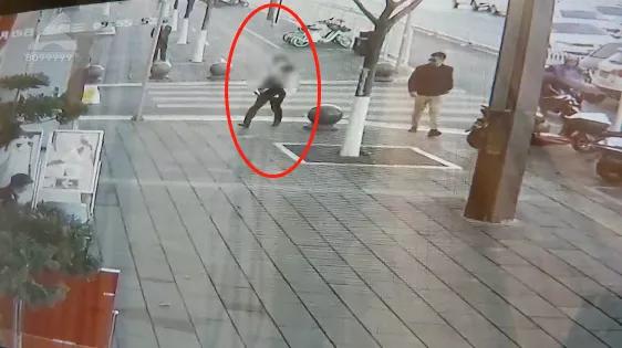 找对人了！他抱着突发癫痫的女儿冲进了皮肤病医院