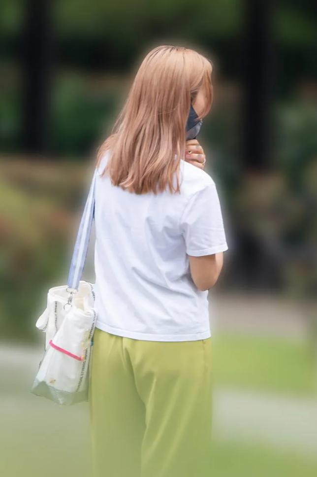 人气顶峰期闪婚引退,六年未见的“日剧女神”与丈夫带娃出街