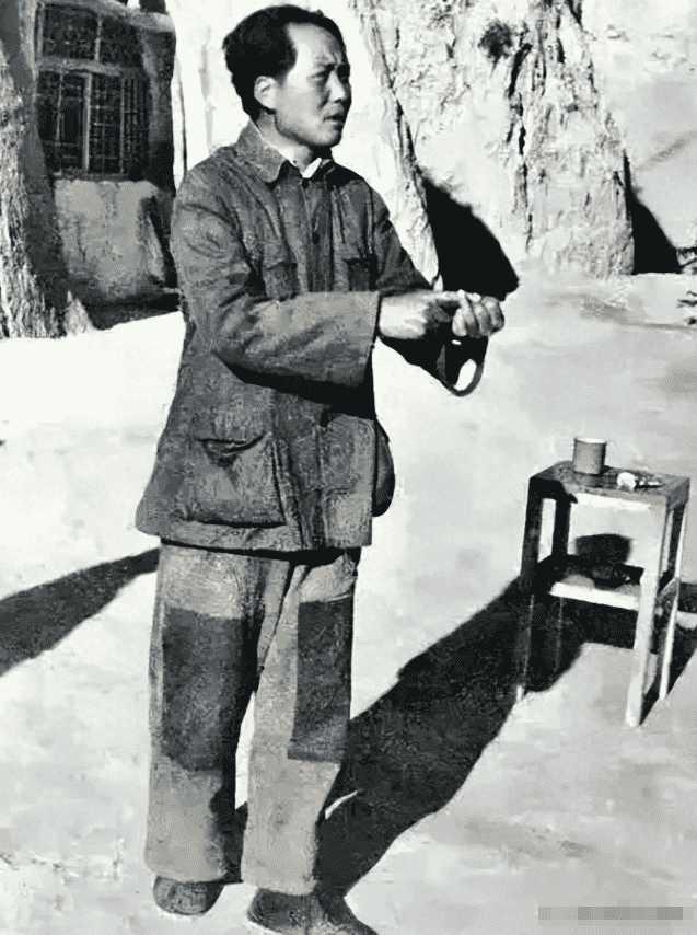 80多年前，18张日寇占领下的河南新乡老照片：骑在桥头拍照的鬼子