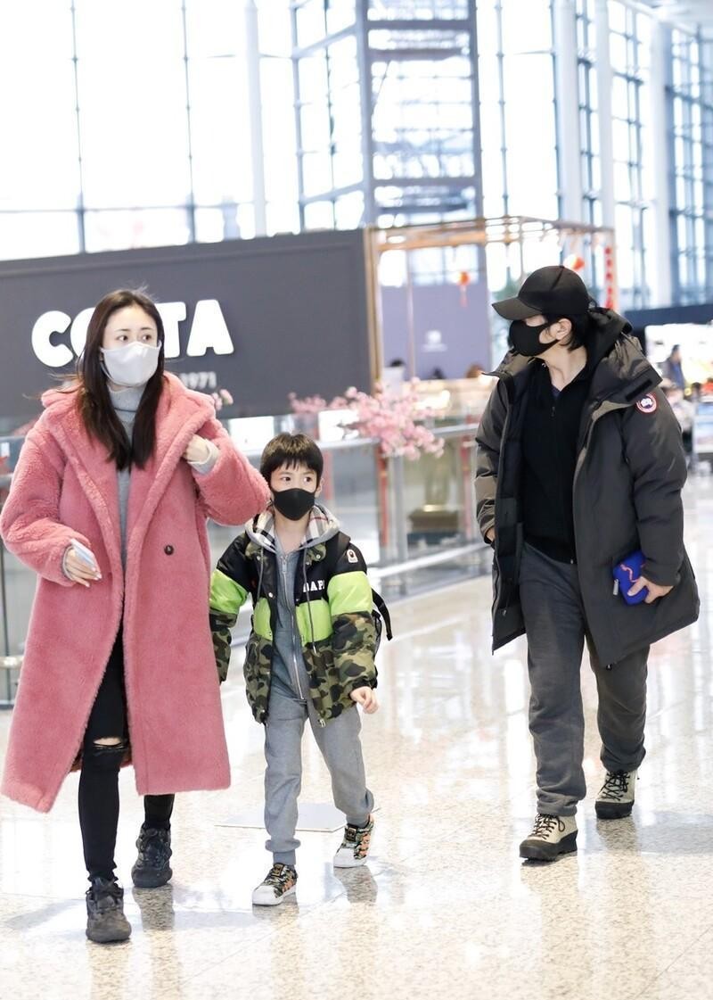 刘芸穿衣打扮风格,刘芸穿搭黑色长裙