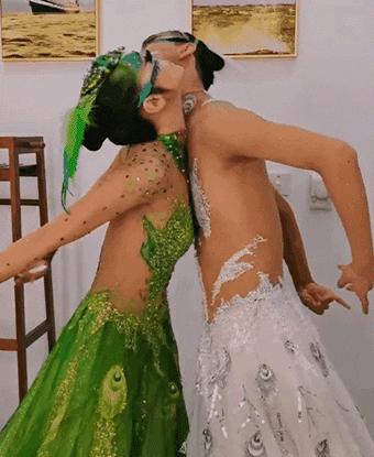 杨丽萍舞蹈再惹争议!女舞者手摸男伴私密部位,场面尴尬疑似低俗