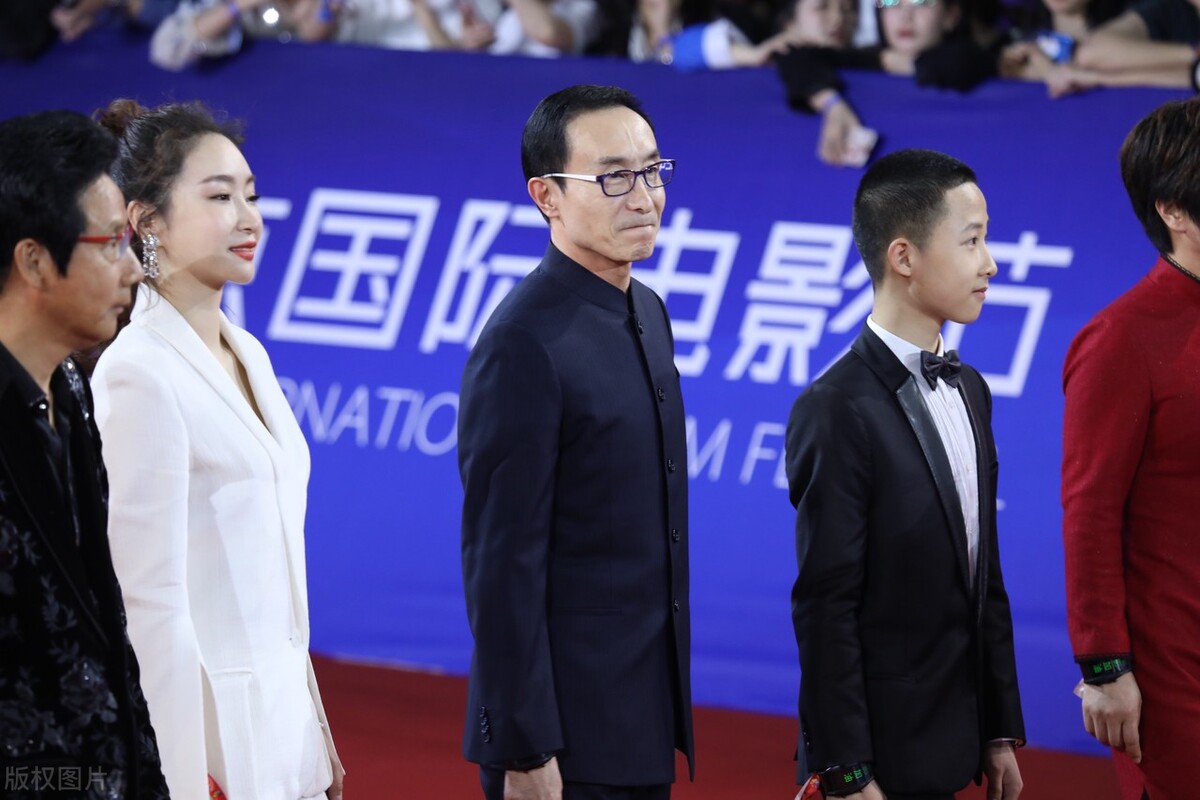 演员李佳航近况,李佳航为国足发声照片