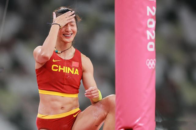 徐慧琴撑杆跳高四米六夺冠,徐惠琴女子撑杆跳高决赛夺冠