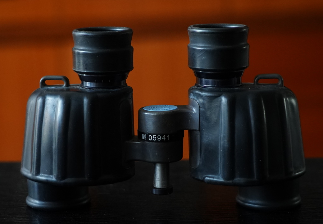 一树梨花压海棠:是*用军**望远镜好?还是名牌望远镜好?