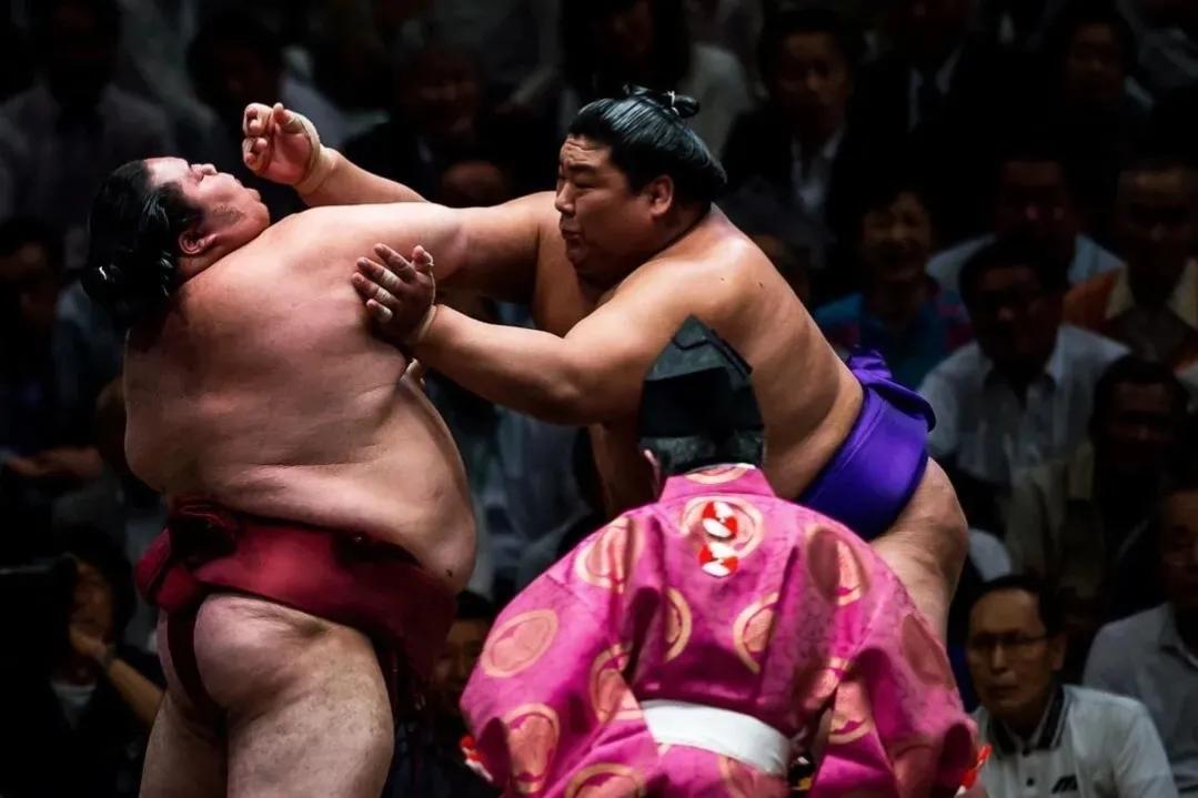 为什么日本人如此尊敬天皇,为何日本推崇相扑