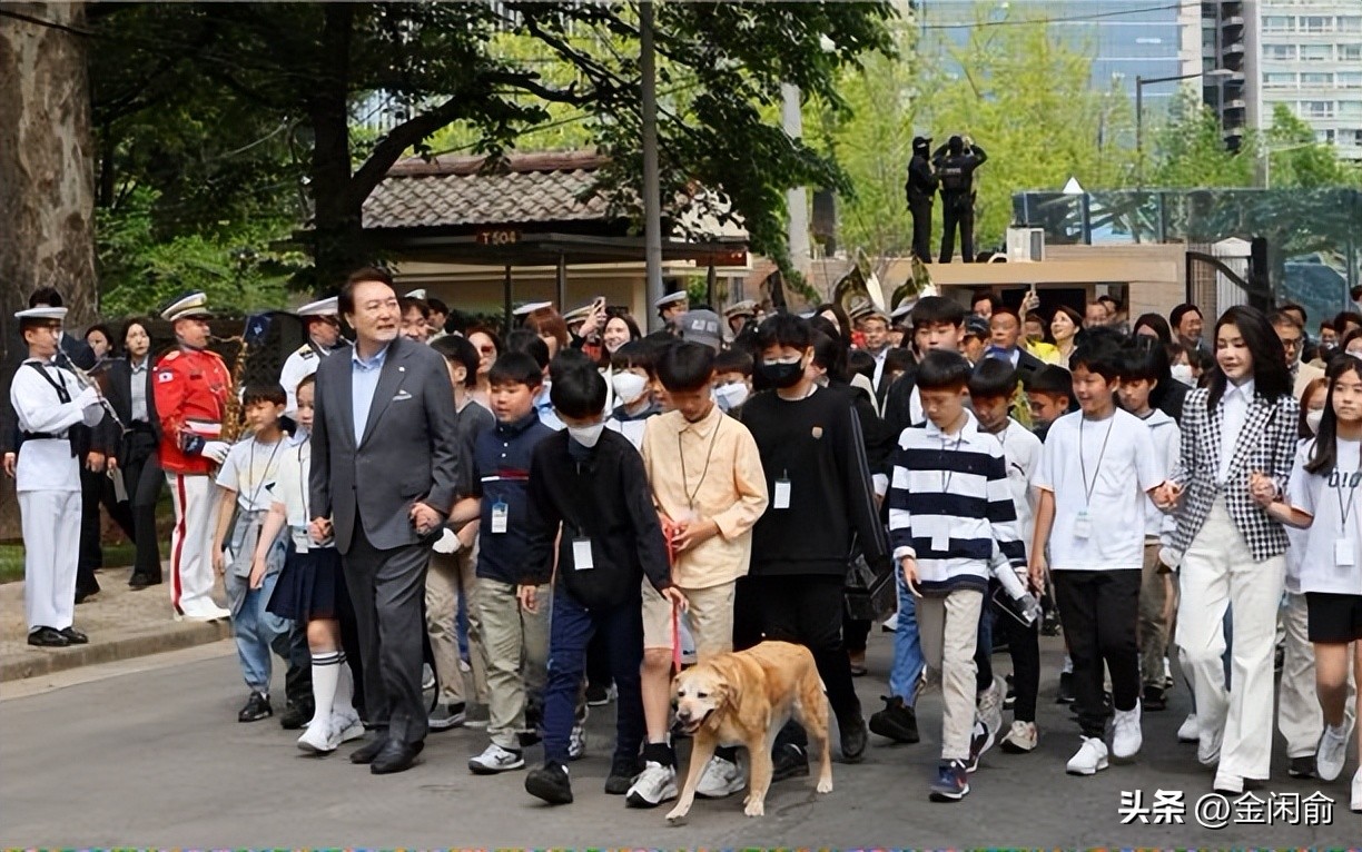 韩国第一夫人穿搭西服套装,韩国第一夫人绿色裙子配西服