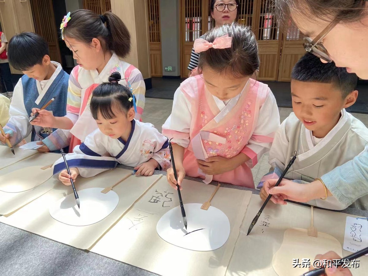 寻中华之源赏汉字之美——和平区幼、小学生走进汉字主题书房庆“六一”