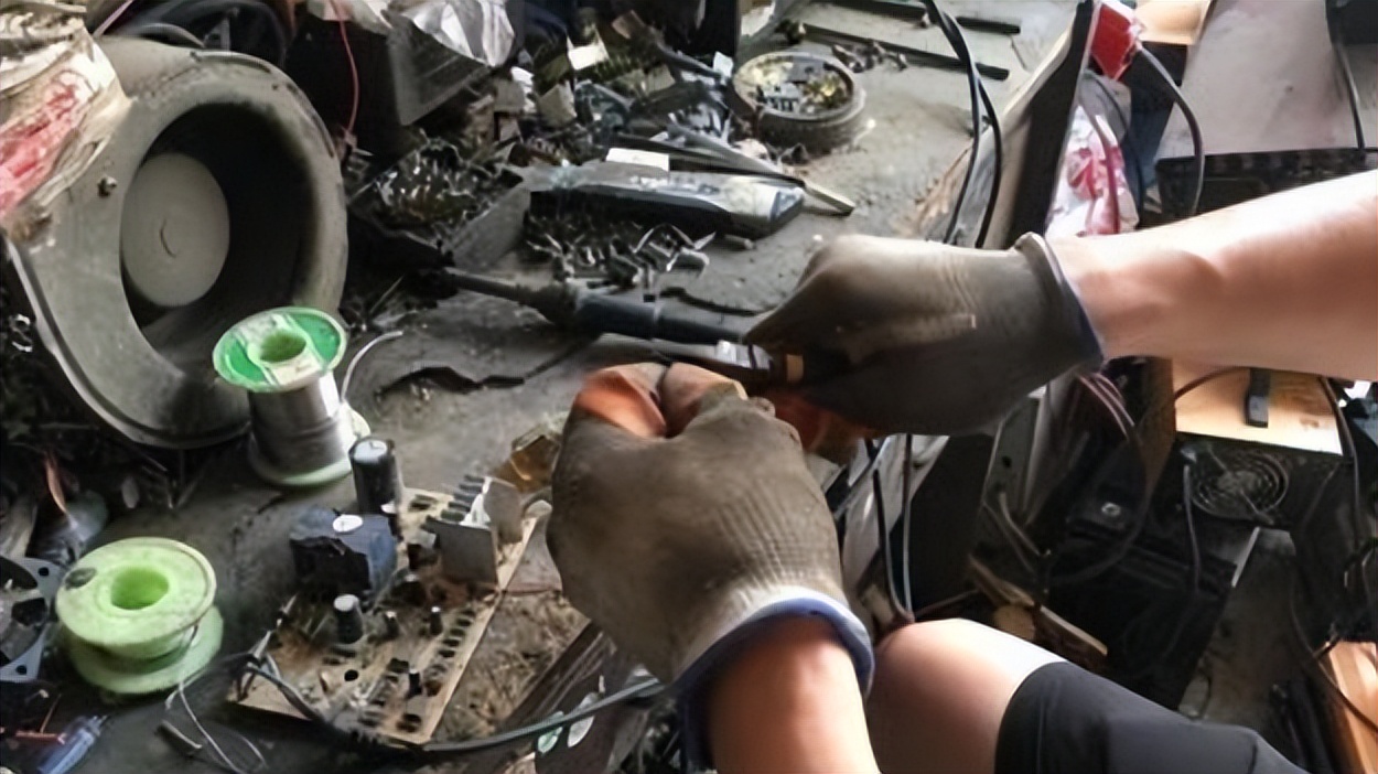 电动车楼道口充电爆燃,电动车楼道充电连环爆炸37次