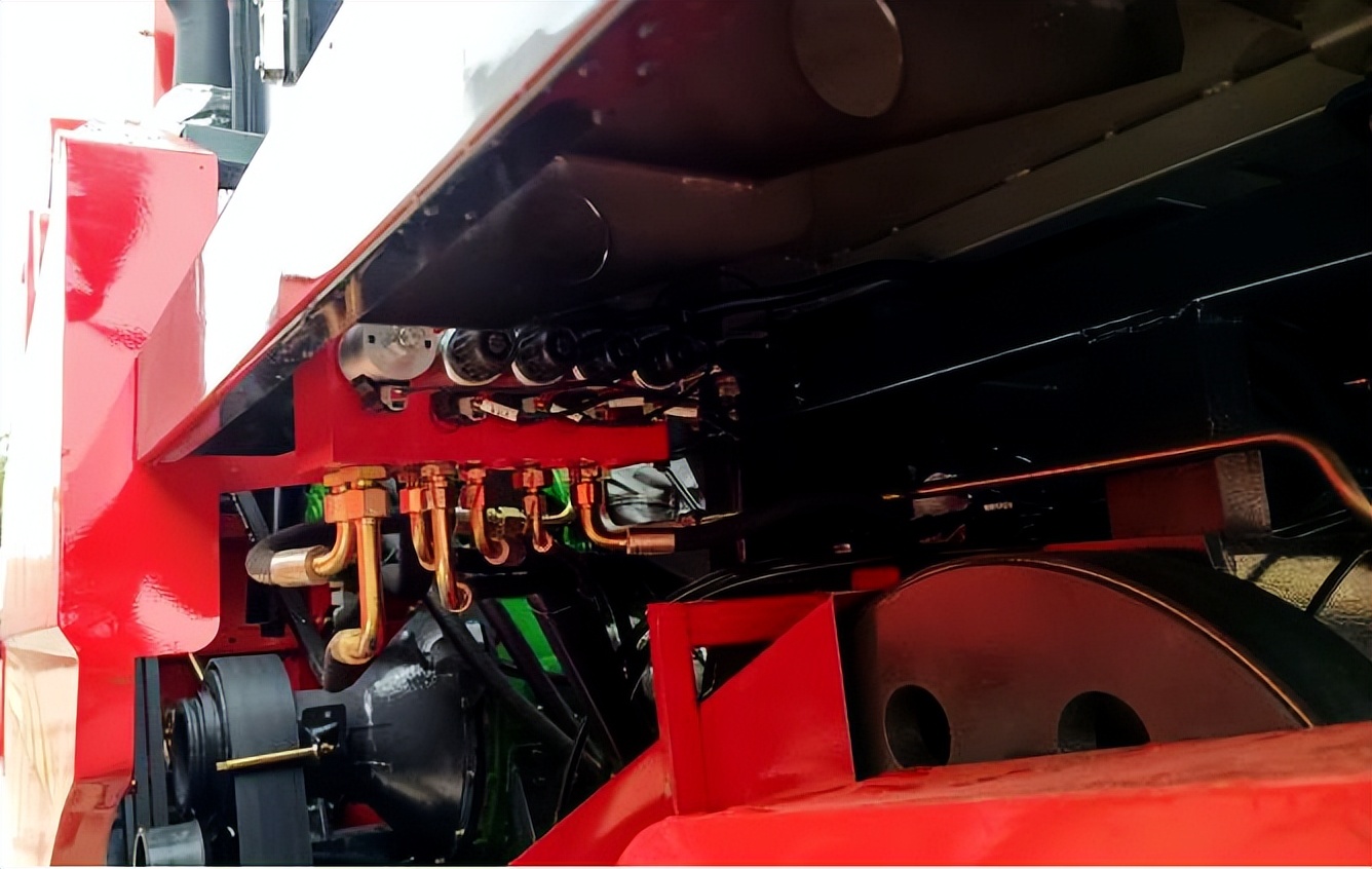 最新款三行玉米收获机,3万左右的玉米收获机