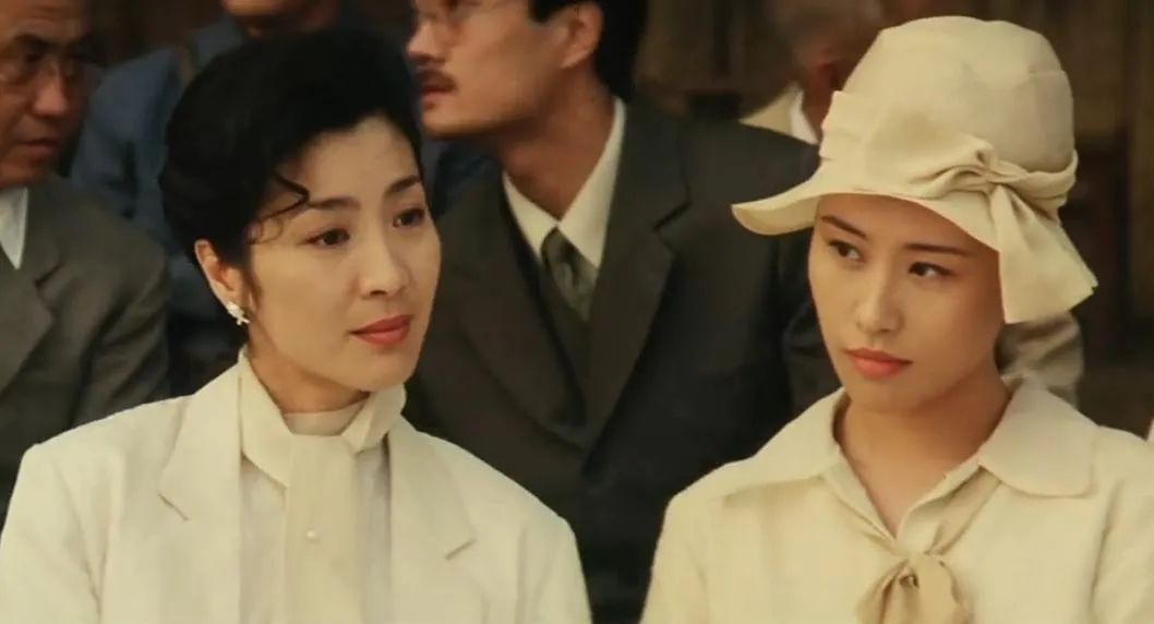 杨紫琼巴黎赏秀与未婚夫出席活动,杨紫琼霸气金球奖