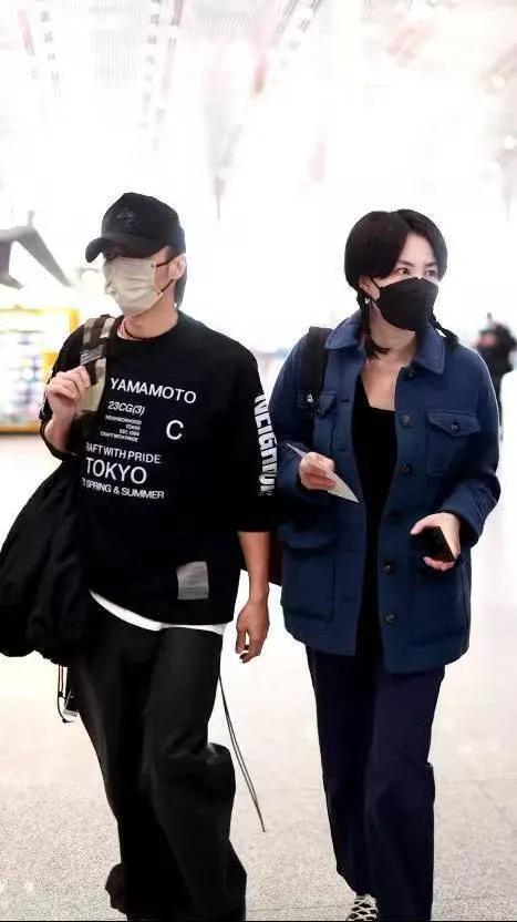 网友晒王菲谢霆锋同框照,王菲谢霆锋高调秀恩爱久违的同框