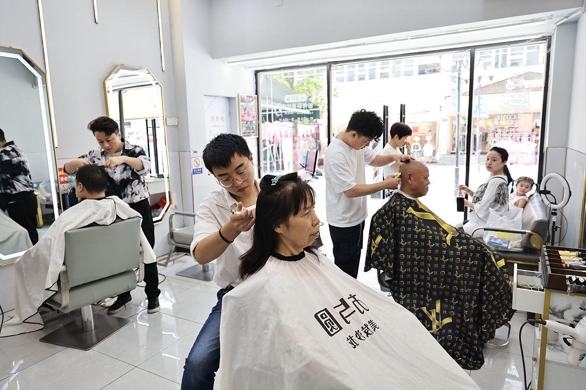 理发师把我的头发剪坏了怎么赔偿,头发被剪毁了理发店赔偿