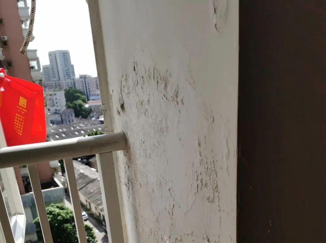 十年的楼房楼顶防水漏水谁来修,房屋漏水怎么补漏最有效的方法