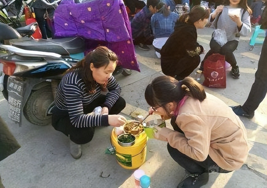 男子不用洗发水秃顶变黑发,男子半年不用洗发水秃变满头黑发