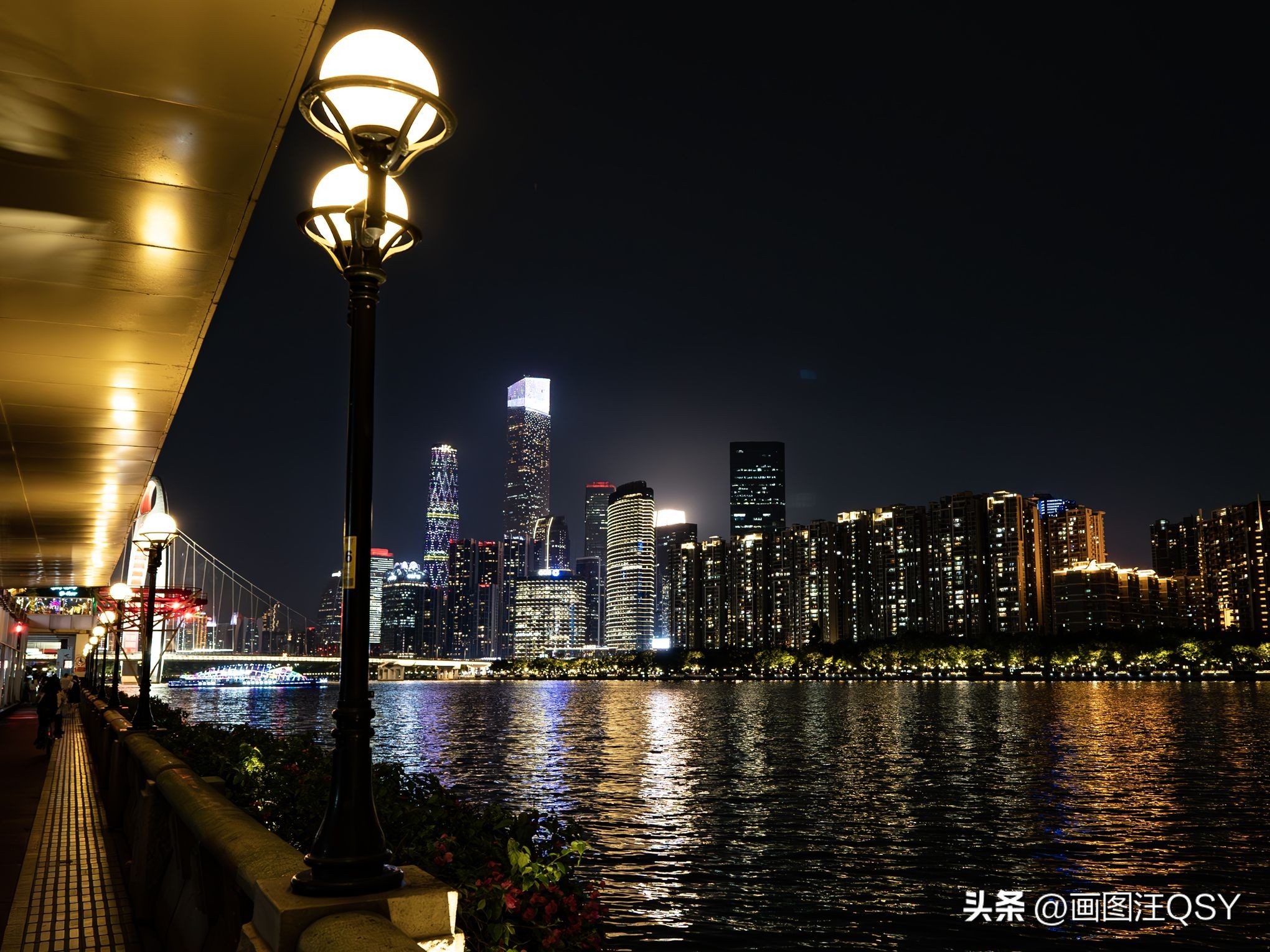 技术不够装备来凑，索尼ZV-E1真定位新手？Vlog初学者心得分享