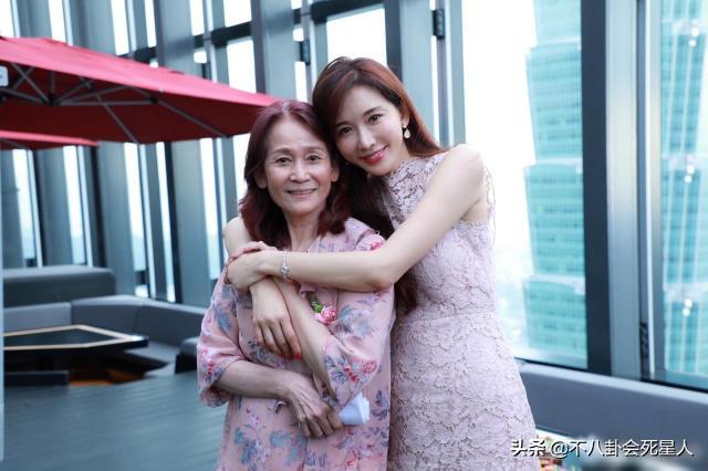 林志玲时尚拍摄花絮视频,林志玲挤牛奶发嗲飙英文