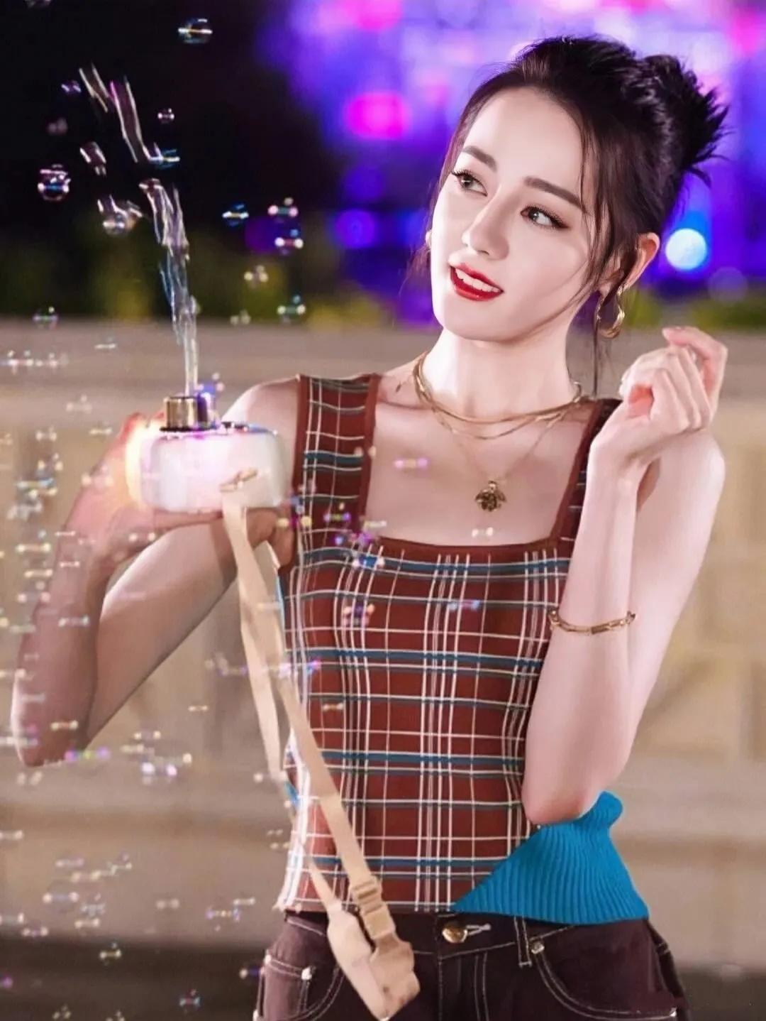 迪丽热巴穿深v抹胸礼服,迪丽热巴穿深v礼服被拍照