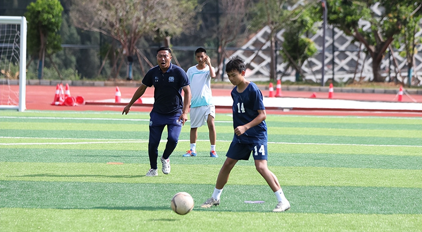 贵州青少年足球夏令营,黔西南州青少年足球队前往英国