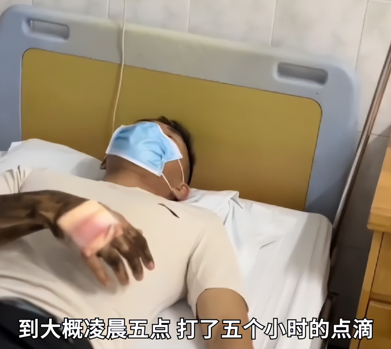 卧室内惊现毒蛇,长沙一家出现毒蛇