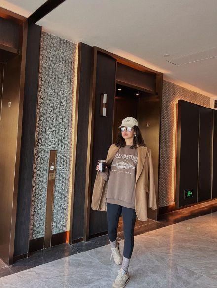 杨采钰西装裤搭配,杨采钰穿高级复古装