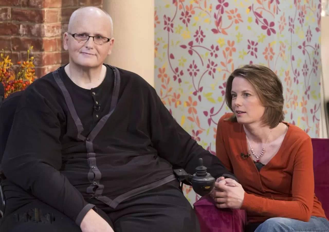 英国男子身高185体重只有120斤,英国男人体重600斤