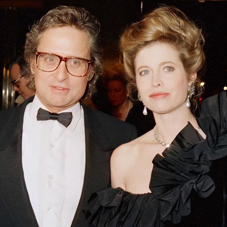 泽塔·琼斯：守了花心老公23年，女儿像父亲，儿子遗传她的高颜值