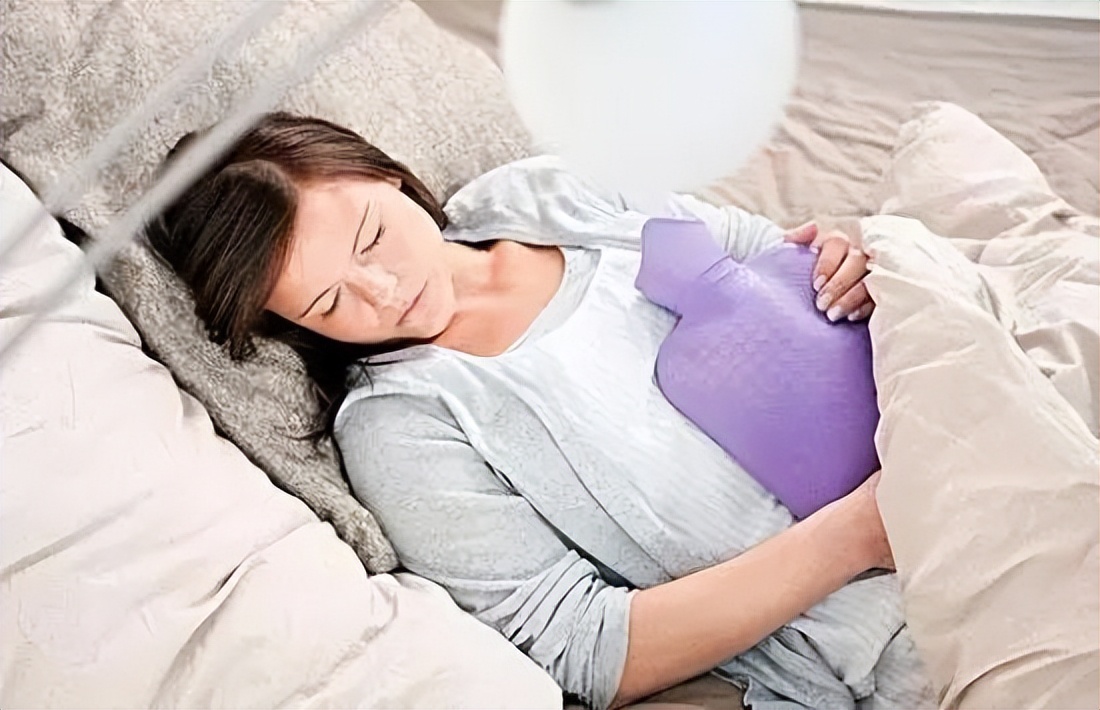 经血有血块和肉状东西是怎么回事,经期血块发黑像肉一样怎么回事