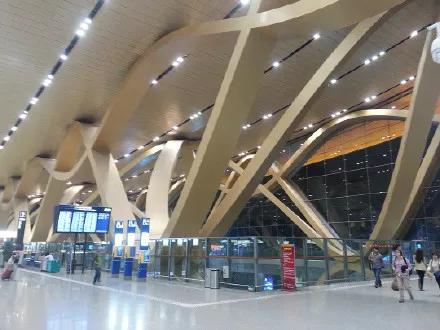 昆明长水机场飞机降落视频,昆明长水机场到昆明站怎么坐车