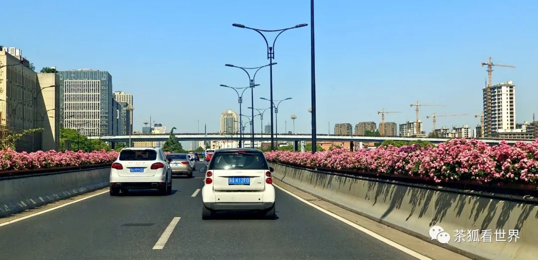 网友对比中美两国夜晚街头,从道路细节看美国经济的衰退