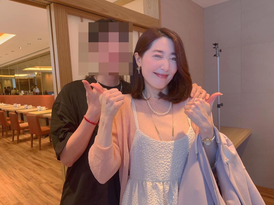 消失十几年19岁下海当*星艳**、酒局捏爆假胸34D变32A，上岸卖拉面？