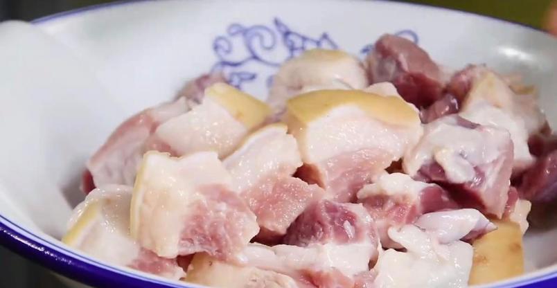 饭店里的红烧肉为什么这么软烂,饭店的红烧肉油亮发甜怎么做的