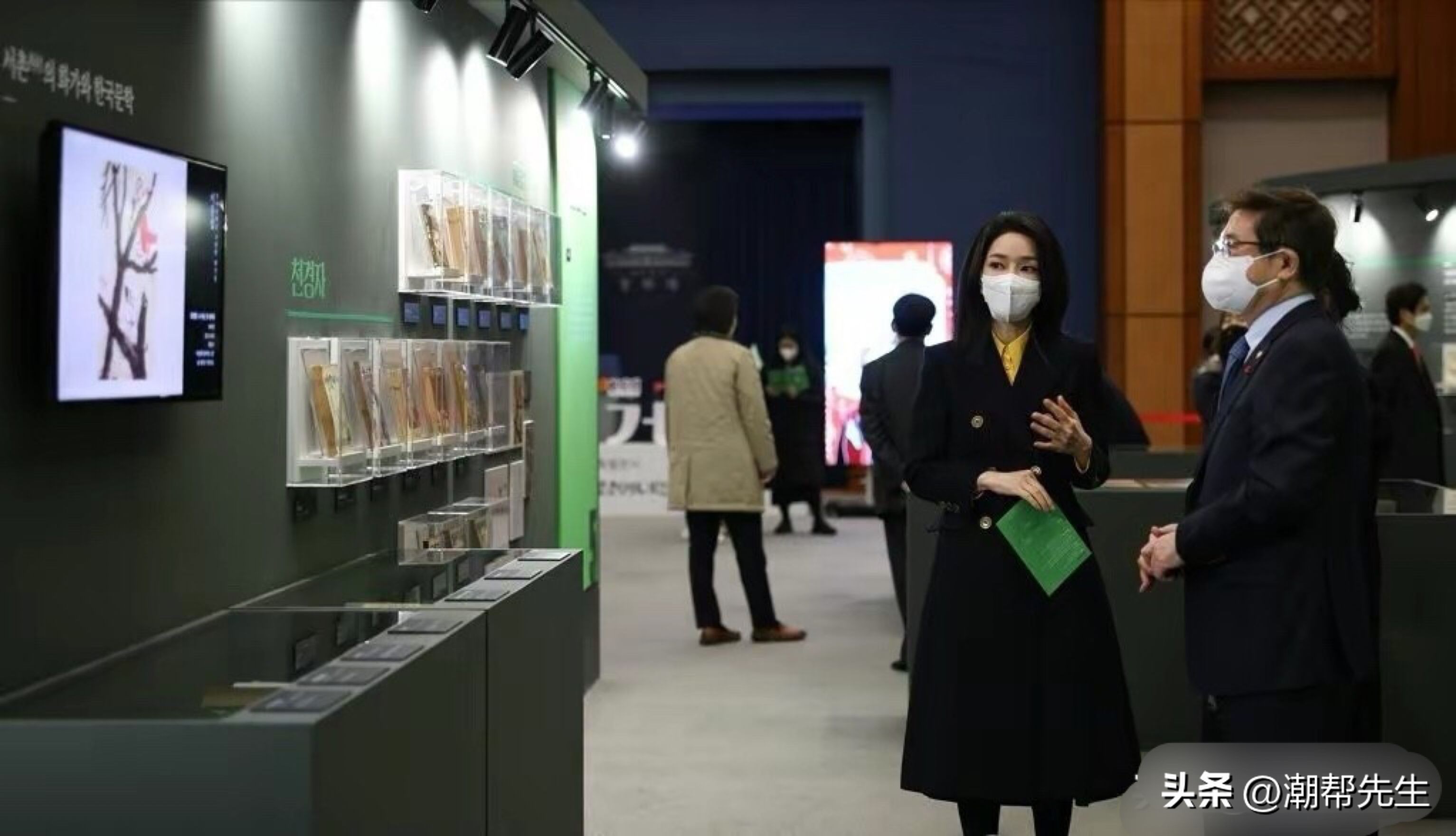 韩国夫人穿黑色风衣出访,韩国夫人穿着打扮