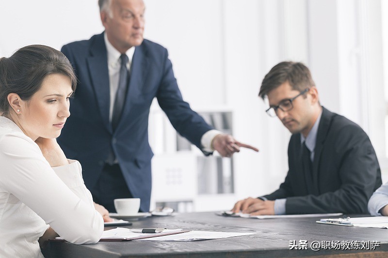 领导说以后靠你了高情商回复,领导看见我就笑高情商怎么回复