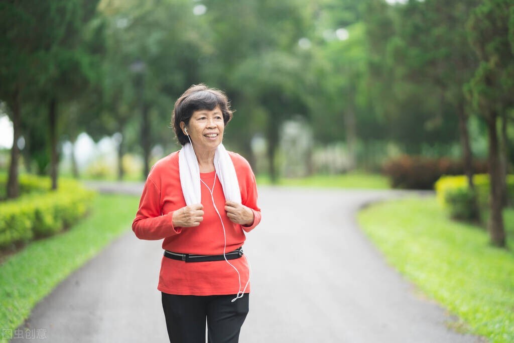 一群大妈为了跳广场舞闯进足球场,大爷大妈霸占足球场跳广场舞后续