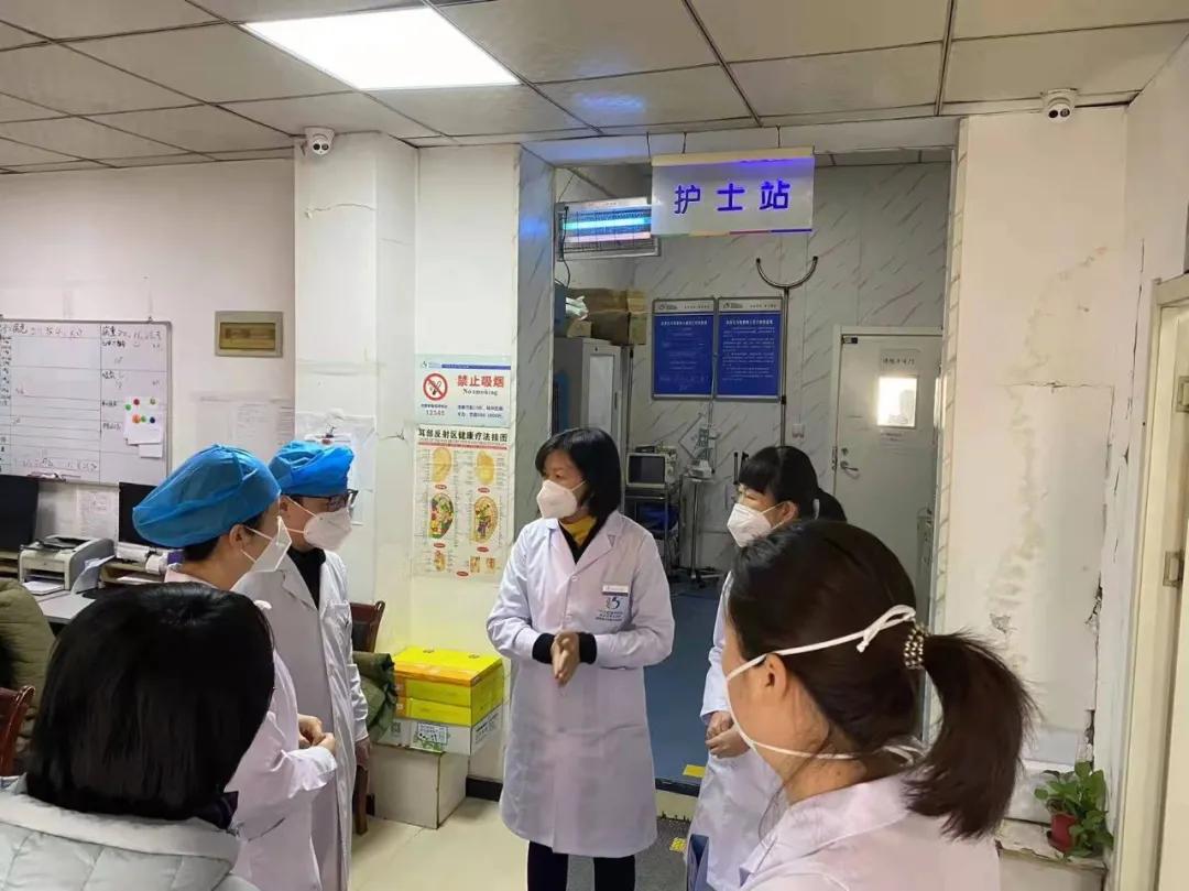 疫情之下所有在一线的医务人员,疫情下无陪护病房里的温暖