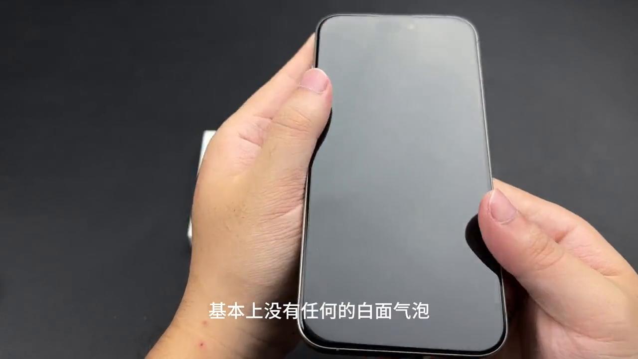 苹果15屏幕边框黑边变窄多少,苹果15屏幕被划了一道