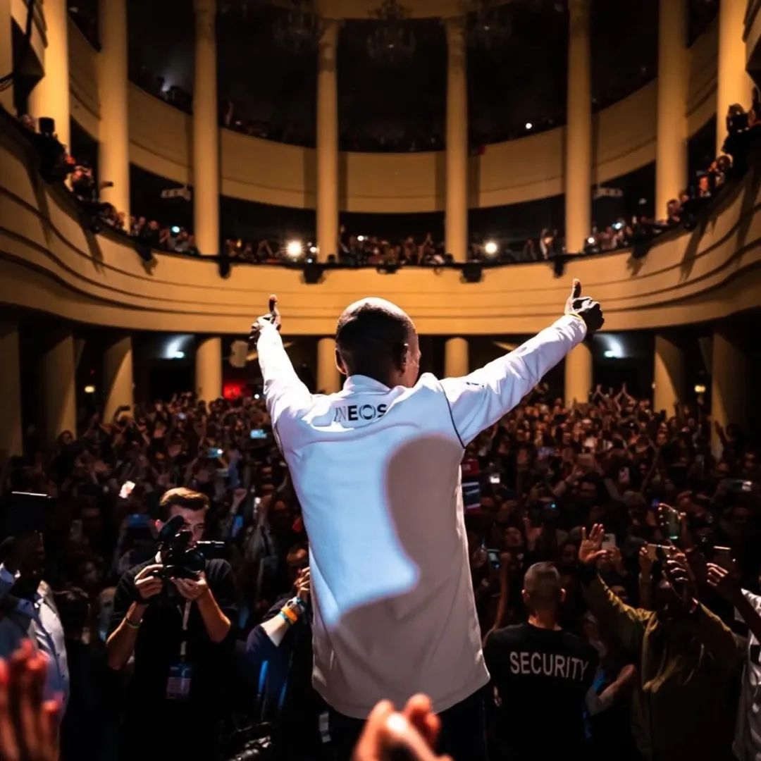 地球上最擅长奔跑的人再次突破极限：拥有最完美跑姿，过极简生活