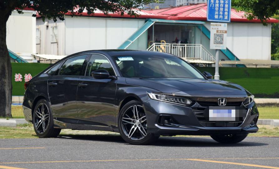 帕萨特对比雅阁实车,帕萨特对比雅阁哪个更值得买