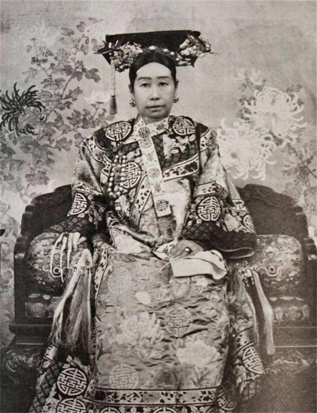 世界上最大的夜明珠怎么成路灯了,男子挖到6吨夜明珠