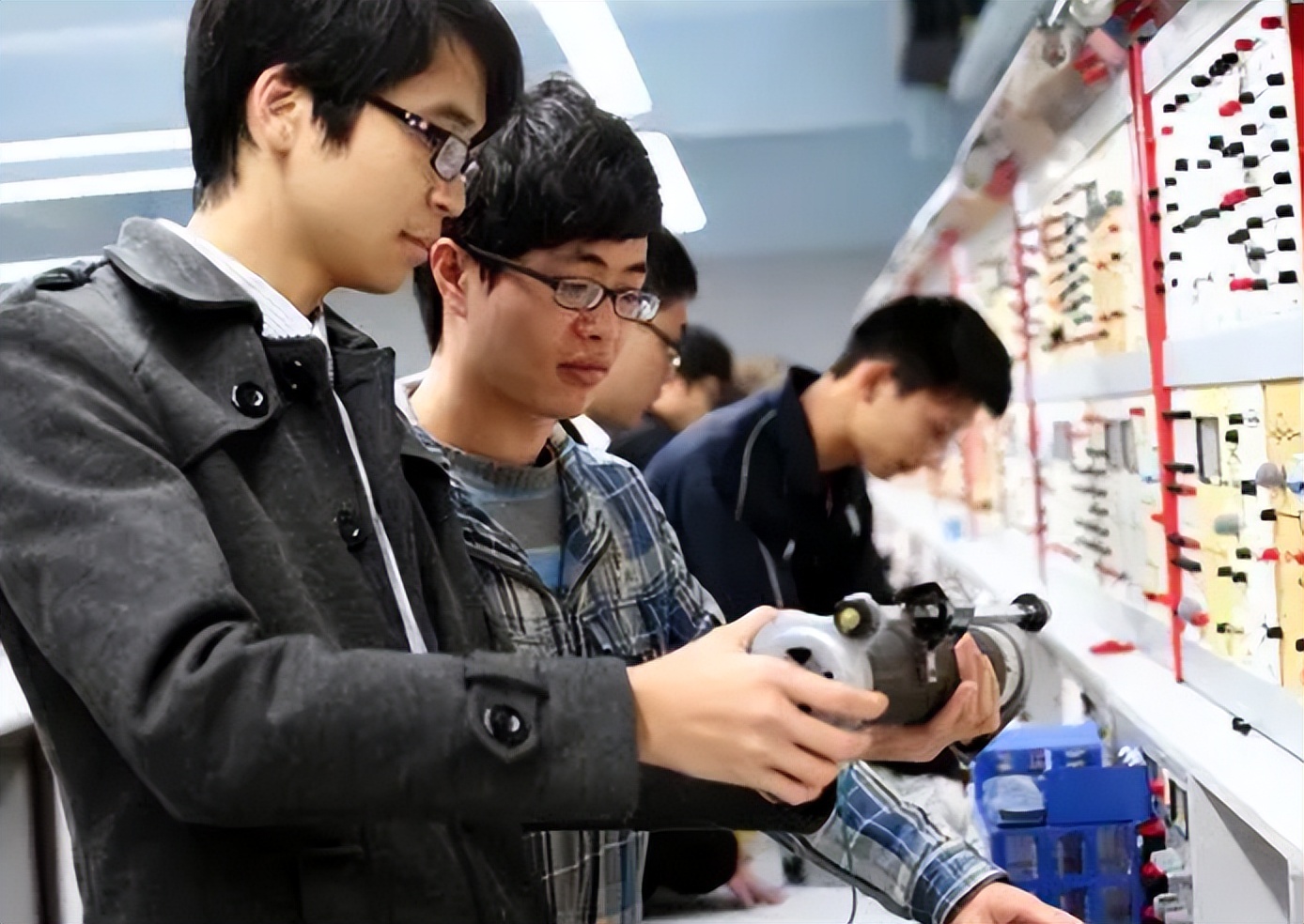 2023高考热门专业更新榜单，计算机未进前五，前三甲就业率比较高