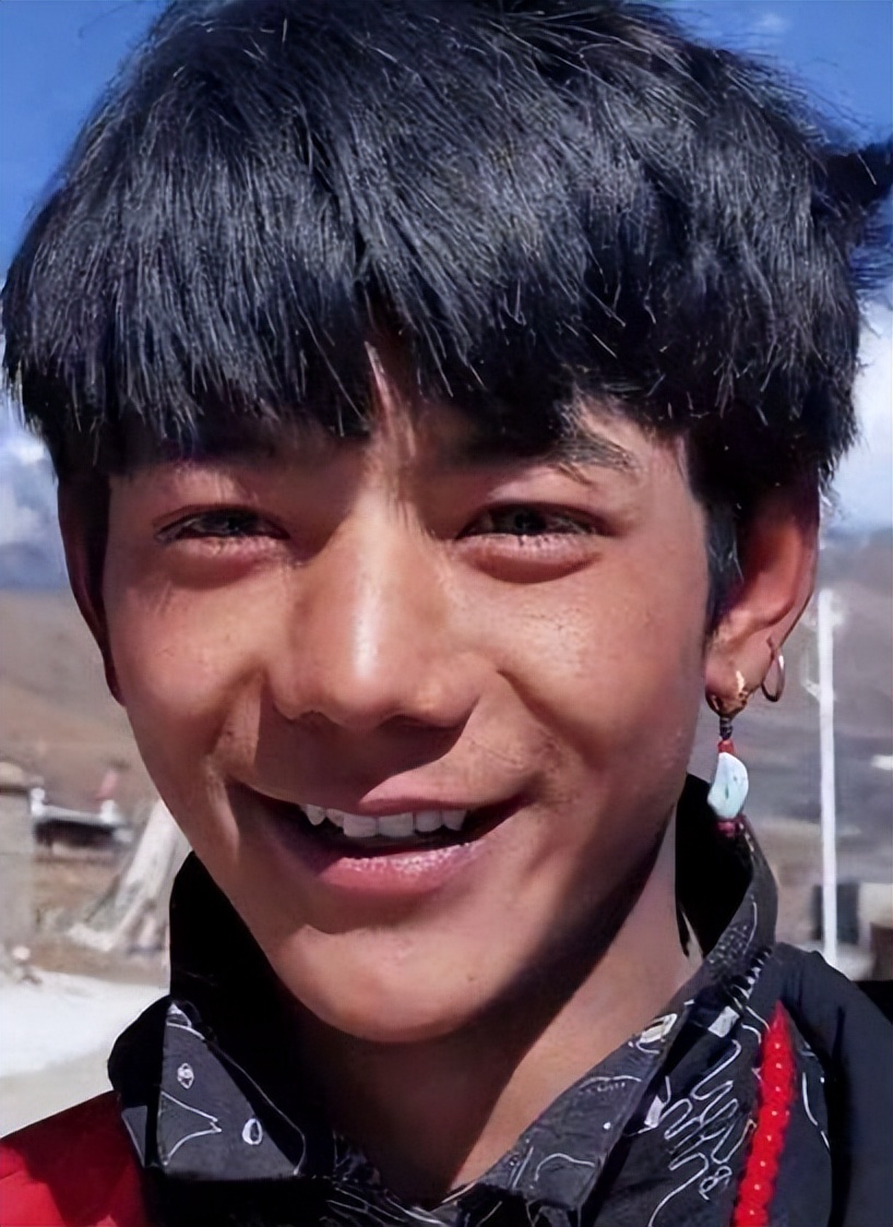 王冰冰丁真街头卖桃，席地而坐汗直流，每人限购五个两小时全卖光