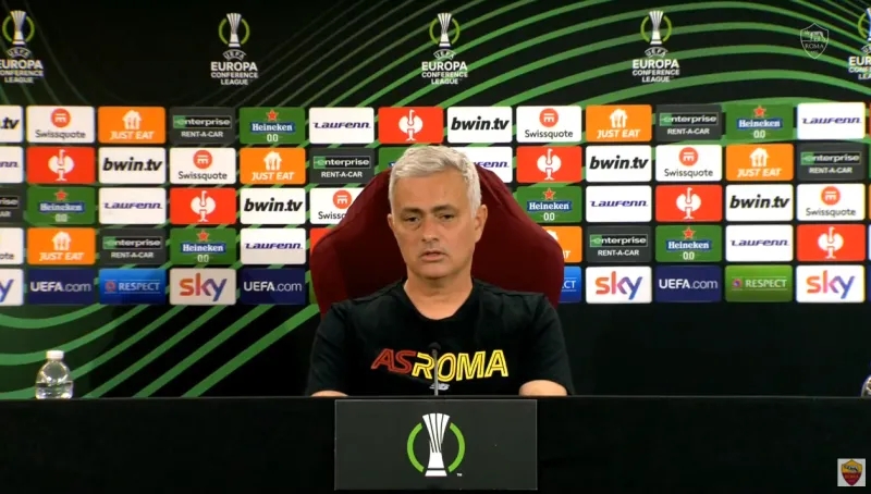 穆里尼奥在替补席愤怒站起来,穆里尼奥被罚下场在看台