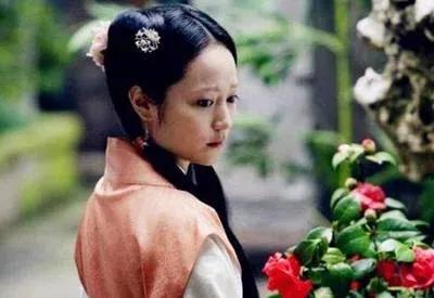 贾雨村竟让情人成为正室夫人，那首情诗写的也是麻酥酥的。