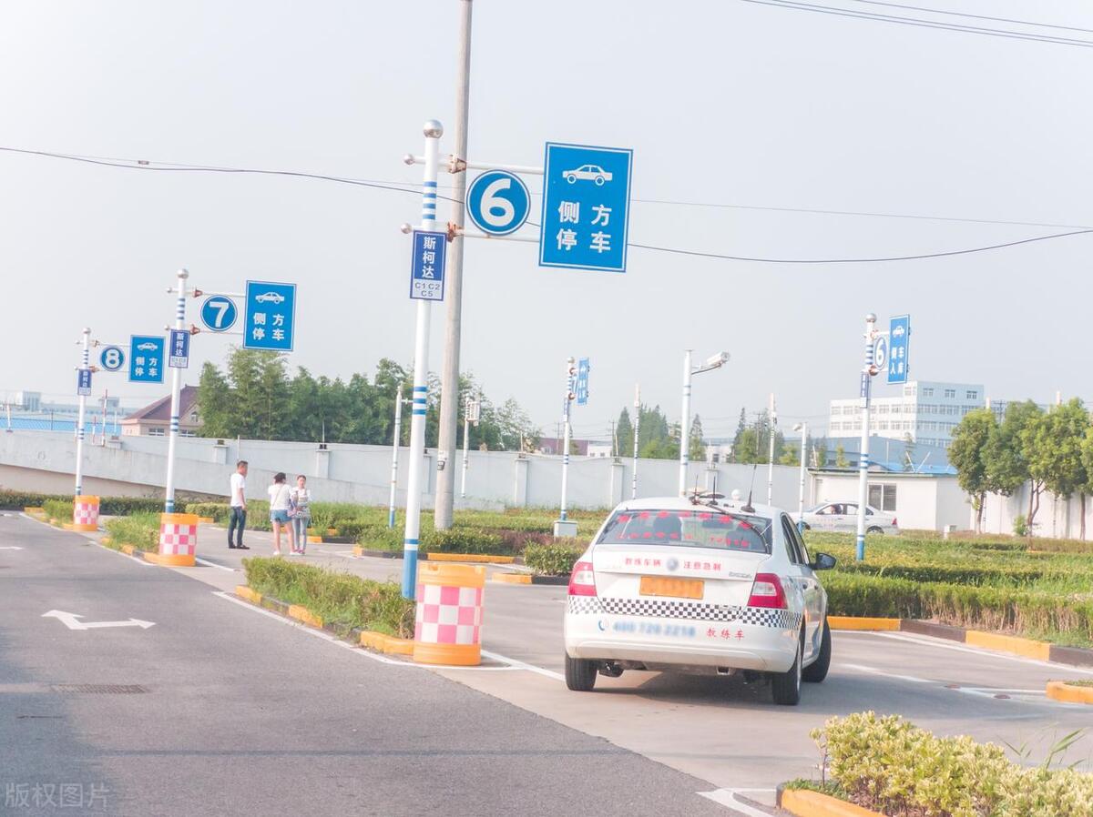 中年妇女学车考驾照难吗,考驾照和考公务员哪个难