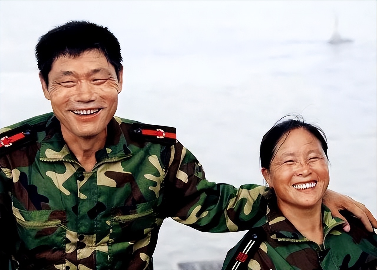 两夫妻守孤岛月入6万,一对夫妻被困孤岛一年吃一次肉