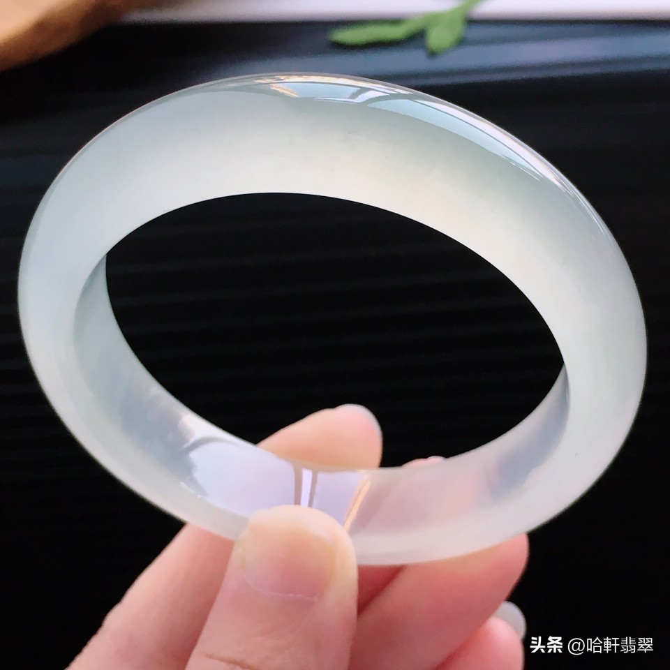 估价150万的黄翡手镯，长什么样子，它凭什么这么贵？